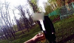 Thiếu gia mua vui chi chục triệu dụ uống nước tiểu